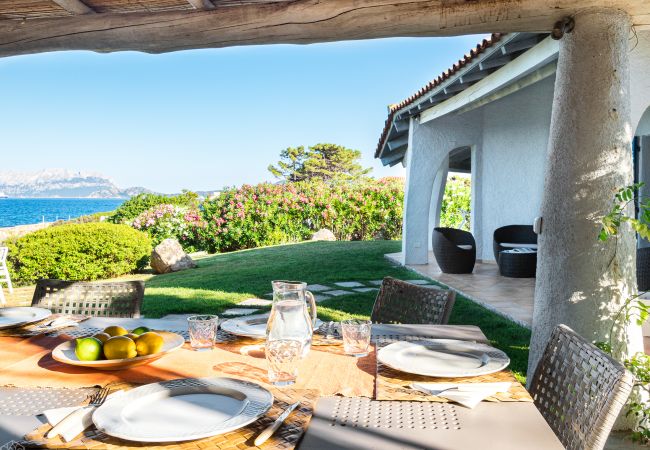 Villa Miriam - veranda vista mare in villa in affitto a Pittulongu, perfetta per cene al tramonto in Sardegna