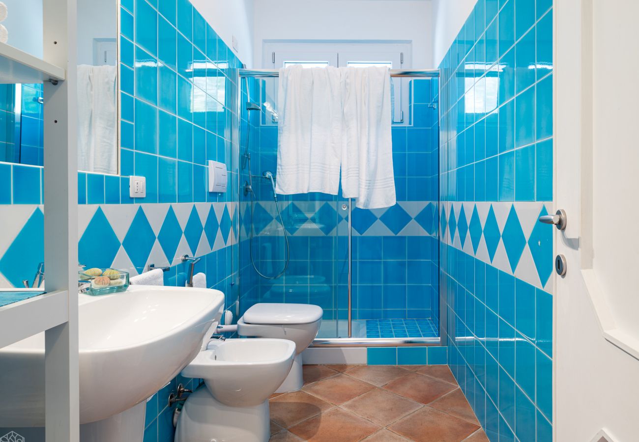 Villa Miriam - bagno moderno con doccia, parte di villa in affitto a Pittulongu
