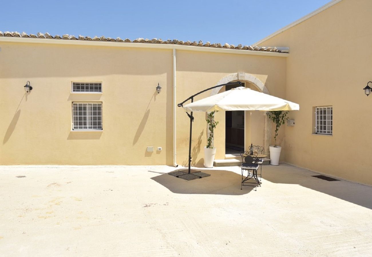 Villa a Noto - CASA DEI LIMONI CON PISCINA BLU