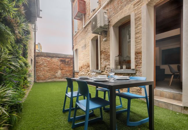  a Venezia - Castello  Apartment with Garden R&R