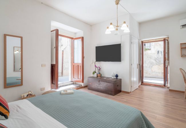  a Siracusa - Dione ground floor apartment Ortigia