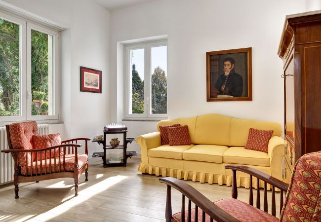 classic living room, vacation villa la casa bianca, massa lubrense, italy