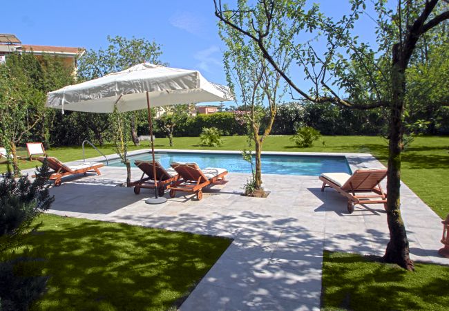 swimming pool and garden, with solarium, sunbeds and sun umbrella, la casa bianca, italy