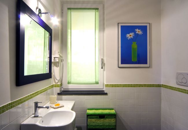 modern bathroom with window, holiday apartment turandot, sant’agata sui due golfi, italy