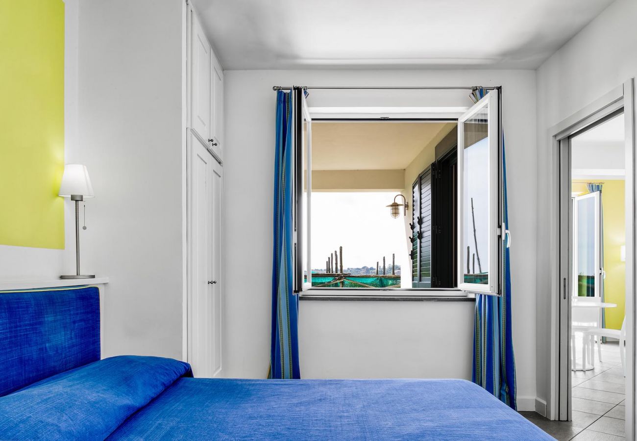 double bedroom with window on garden, turandot apt. le capannelle