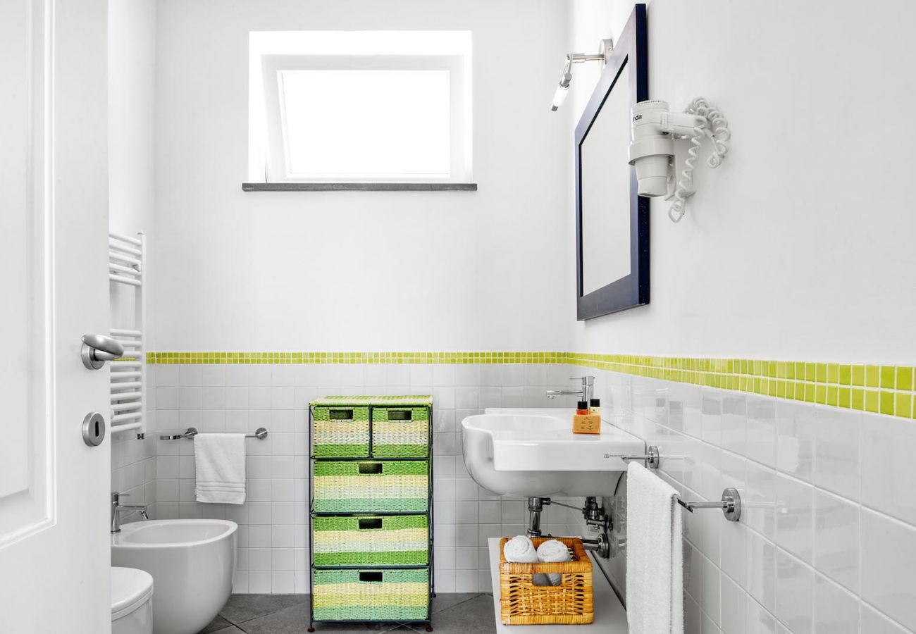 full bathroom with window, holiday apartment tosca, sant’agata sui due golfi, italy