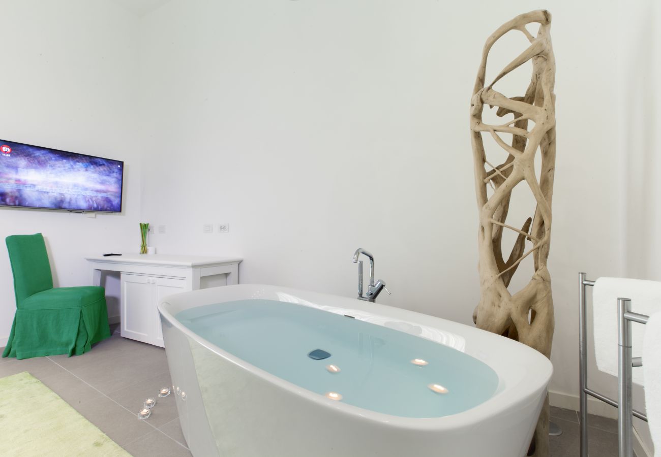 bath in bedroom, holiday apartment green suite, sorrento, italy