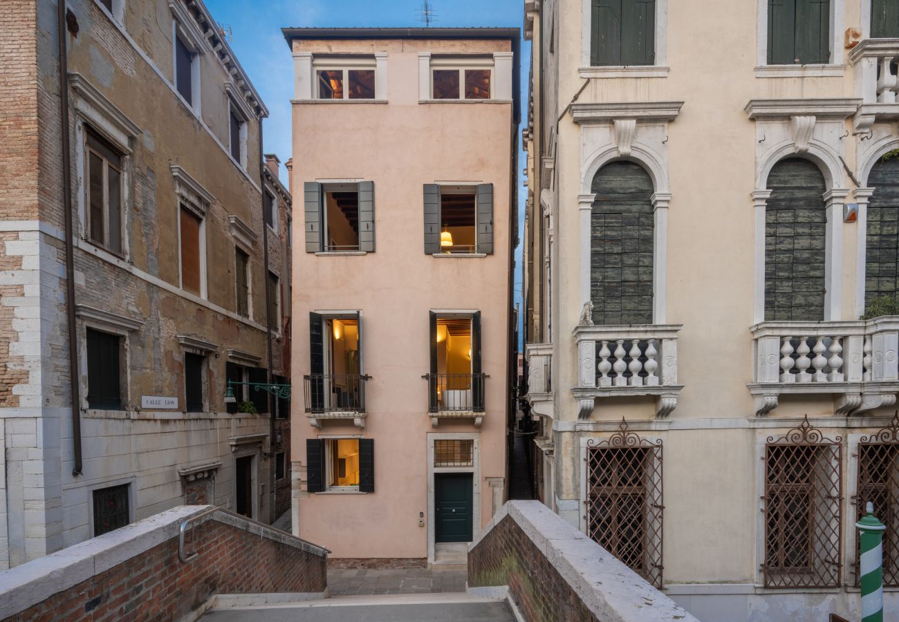 Apartment in Venice - Lion Palace Canal View R&R