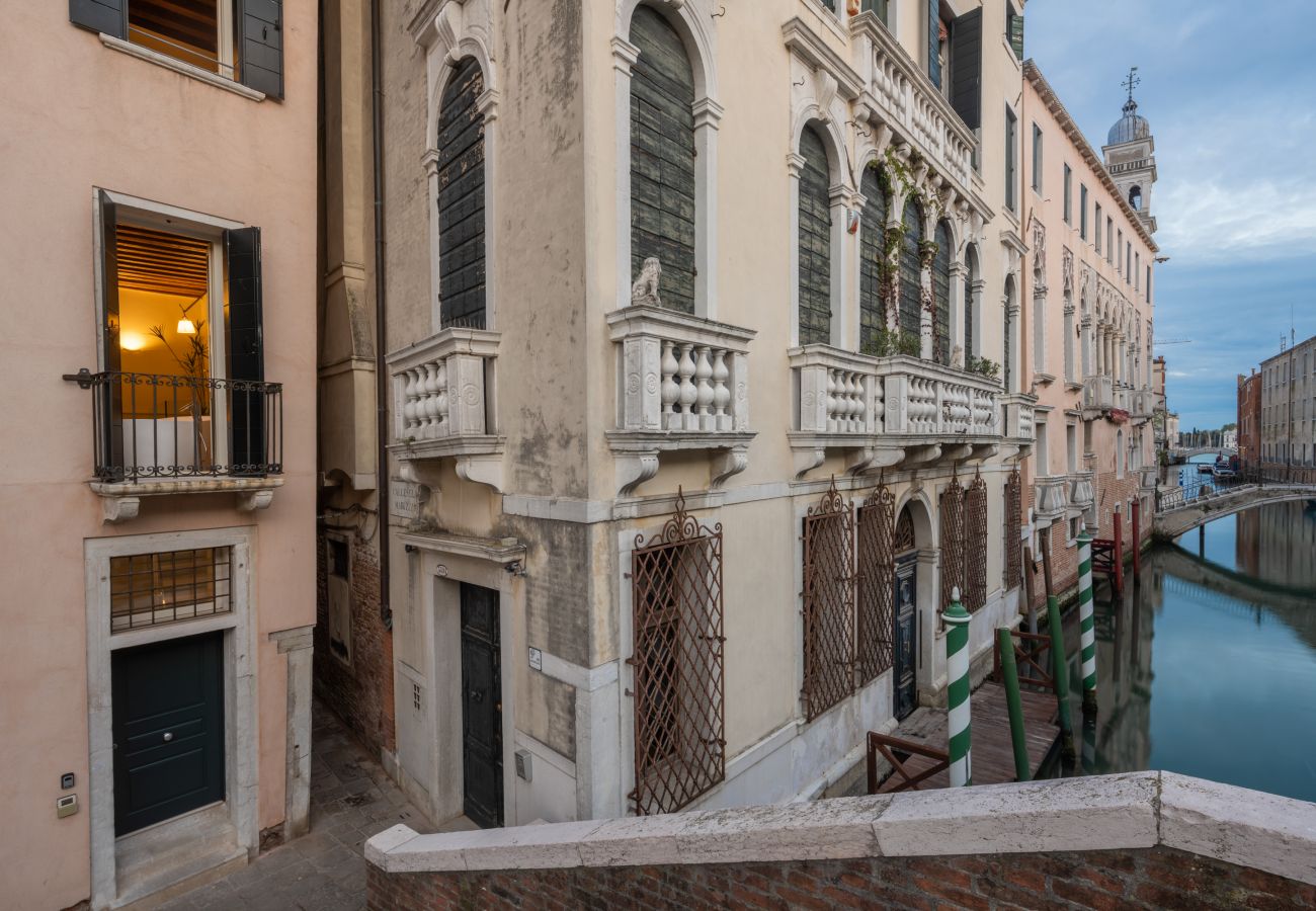 Apartment in Venice - Lion Palace Canal View R&R