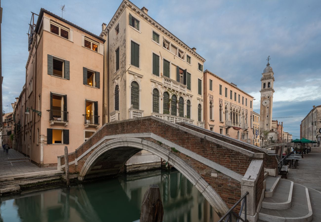 Apartment in Venice - Lion Palace Canal View R&R