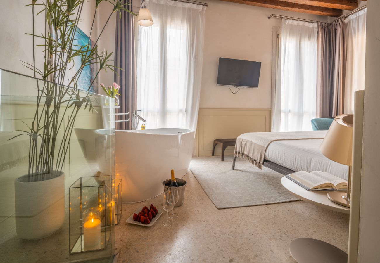 Apartment in Venice - Lion Palace Canal View R&R