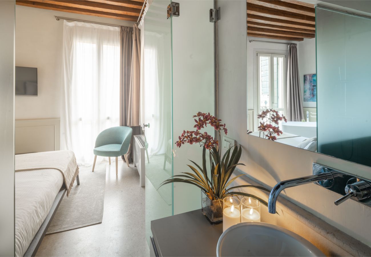Apartment in Venice - Lion Palace Canal View R&R
