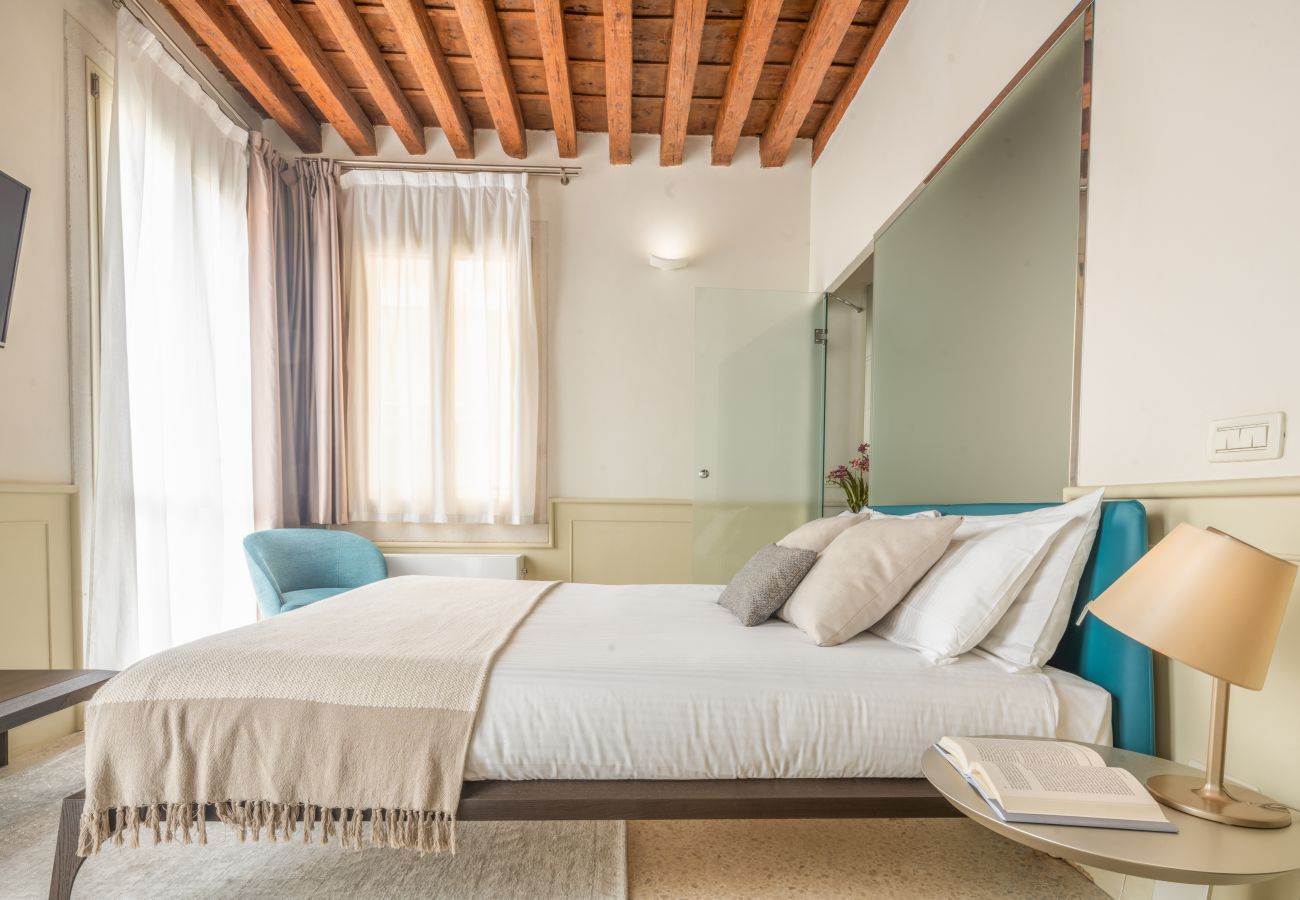 Apartment in Venice - Lion Palace Canal View R&R