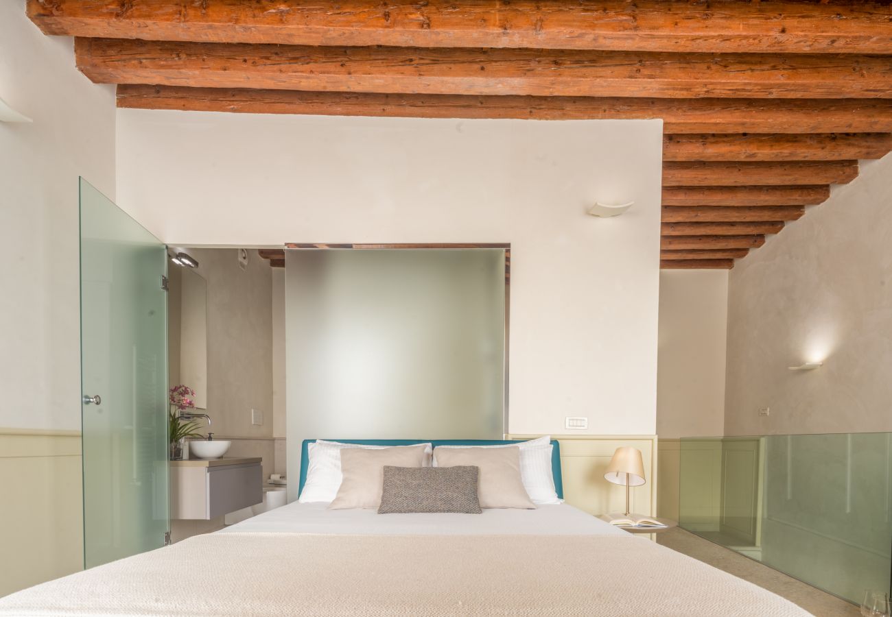 Apartment in Venice - Lion Palace Canal View R&R