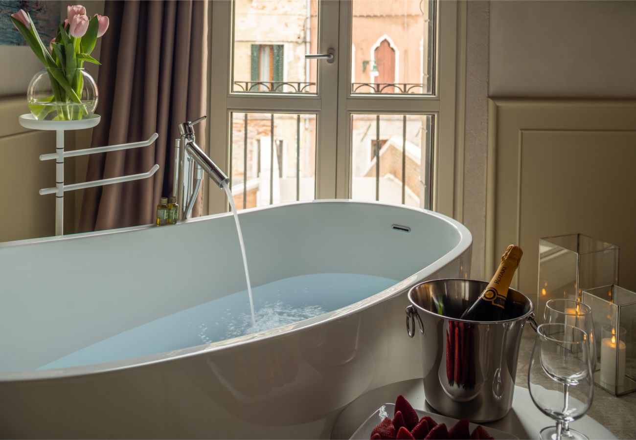 Apartment in Venice - Lion Palace Canal View R&R
