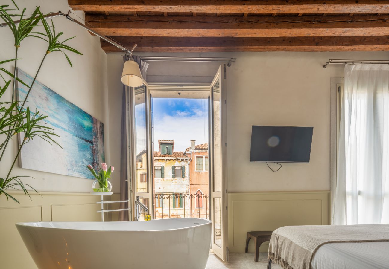 Apartment in Venice - Lion Palace Canal View R&R