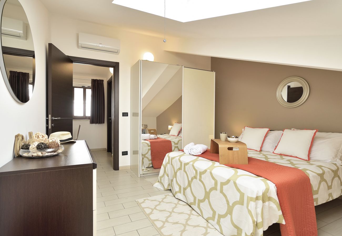 Apartment in Ispica - Attico VISTA MARE e PISCINA - Affitti Brevi Italia